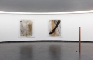 אל תאמרו מים מים, מראה הצבה(עמוד מים: כנרת חיה מקס; הדפסות: אתי לוי)