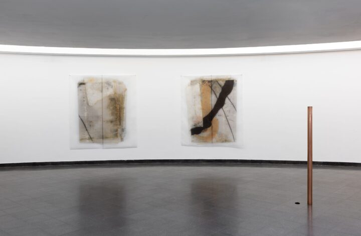 אל תאמרו מים מים, מראה הצבה(עמוד מים: כנרת חיה מקס; הדפסות: אתי לוי)