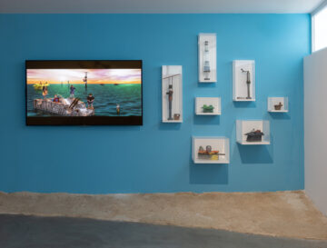 צילום הצבה מתוך התערוכה "ארץ ים", של העבודות אורי קצנשטיין, מכונת התקווה, 2007-2006. וידיאו ופסלים.