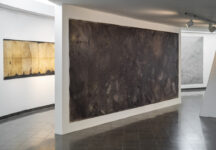 ליהי תורג'מן, 40 שנה (חלקיקים), 2014, שמן על בד, 555X214. צילום הצבה מתוך התערוכה עידן הדלי, ליהי תורג'מן, 2025. צלם: טל ניסים