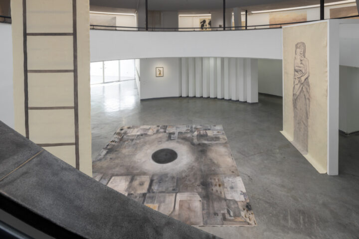 צילום הצבה מתוך התערוכה עידן הדלי, ליהי תורג'מן, 2025. צלם: טל ניסים