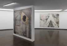 צילום הצבה מתוך התערוכה עידן הדלי, ליהי תורג'מן, 2025. צלם: טל ניסים