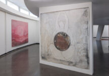 צילום הצבה מתוך התערוכה עידן הדלי, ליהי תורג'מן, 2025. צלם: טל ניסים