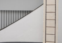 צילום הצבה מתוך התערוכה עידן הדלי, ליהי תורג'מן, 2025. צלם: טל ניסים