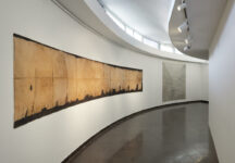 צילום הצבה מתוך התערוכה עידן הדלי, ליהי תורג'מן, 2025. צלם: טל ניסים