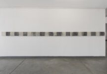 ליהי תורג'מן, קו תוהו, 2025, אקריליק על בד, 500X15. צילום הצבה מתוך התערוכה עידן הדלי, ליהי תורג'מן, 2025. צלם: טל ניסים