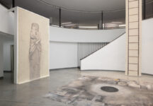 צילום הצבה מתוך התערוכה עידן הדלי, ליהי תורג'מן, 2025. צלם: טל ניסים