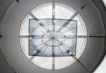 הילה לביב, התקרה, קולאז׳ דיגיטלי על בד חצי שקוף, 418X318 ס״מ צלם: דניאל חנוך