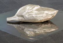 נטלי אילון, כספיון, 2026, יריעת אלומיניום רפלקטיבית (פולינום בארייר), חוט תפירה, 90x35x32 ס״מ. צלם: דניאל חנוך