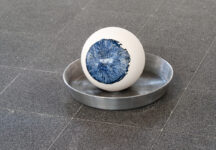 טלי אילון, אגם הדמעות, 2026-2021, קרמיקה, משאבות מים, מתכת, מים, צינורות, קוטר 30 ס״מ (עין), קוטר 36 ס״מ (צלחת) צלם: דניאל חנוך