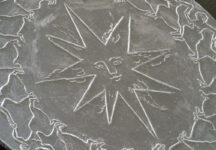 קרולינה להן, זה כתוב בכוכבים, 2026, ג׳סמונייט, עלי אלומיניום, מתכת, קוטר 110 ס״מ. צלם: דניאל חנוך