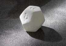 קרולינה להן, זה כתוב בכוכבים, 2026, ג׳סמונייט, עלי אלומיניום, מתכת, קוטר 110 ס״מ. צלם: דניאל חנוך