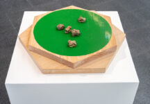 אסף עברון, משחק העצמות, 2025, ברונזה, עץ, צבע, מידות משתנות. צלם: דניאל חנוך